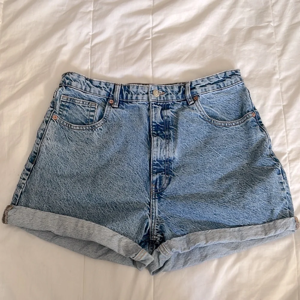 Zara mom Fit Jean Short in Acid Wash - Picture 4 of 13